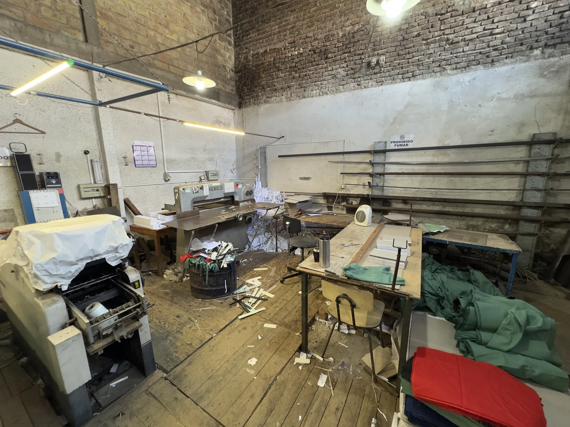 Mesas de trabajo con telas y materiales para la producción artesanal.