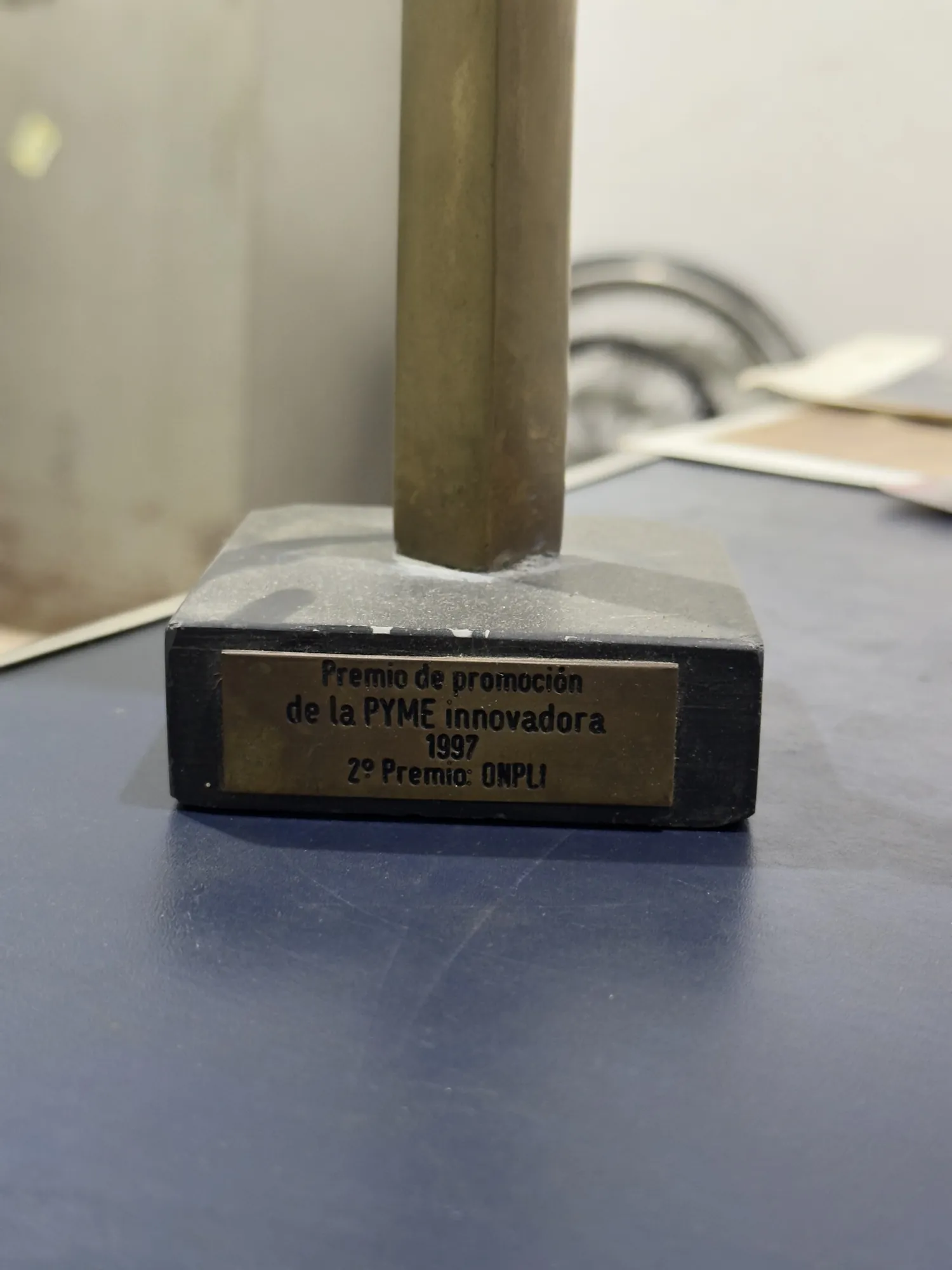 Placa del Premio de Promoción de la PYME Innovadora 1997, segundo premio, otorgado a ONPLI.